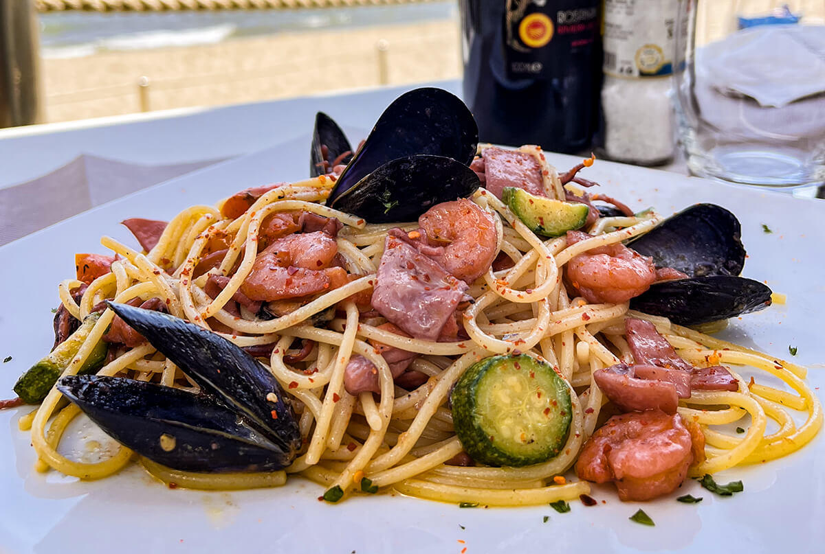 piatto spaghetti e frutti di mare